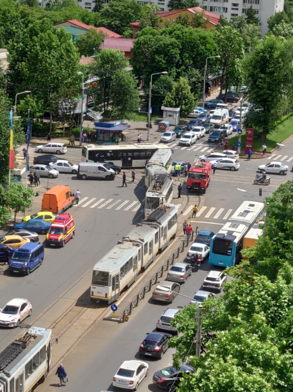 Un tramvai a deraiat și a lovit puternic un autoturism, într-o intersecție din București - Imaginea 7