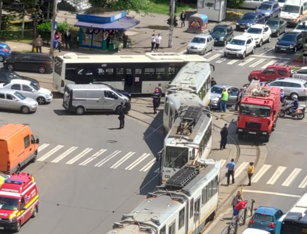 Un tramvai a deraiat și a lovit puternic un autoturism, într-o intersecție din București - Imaginea 8