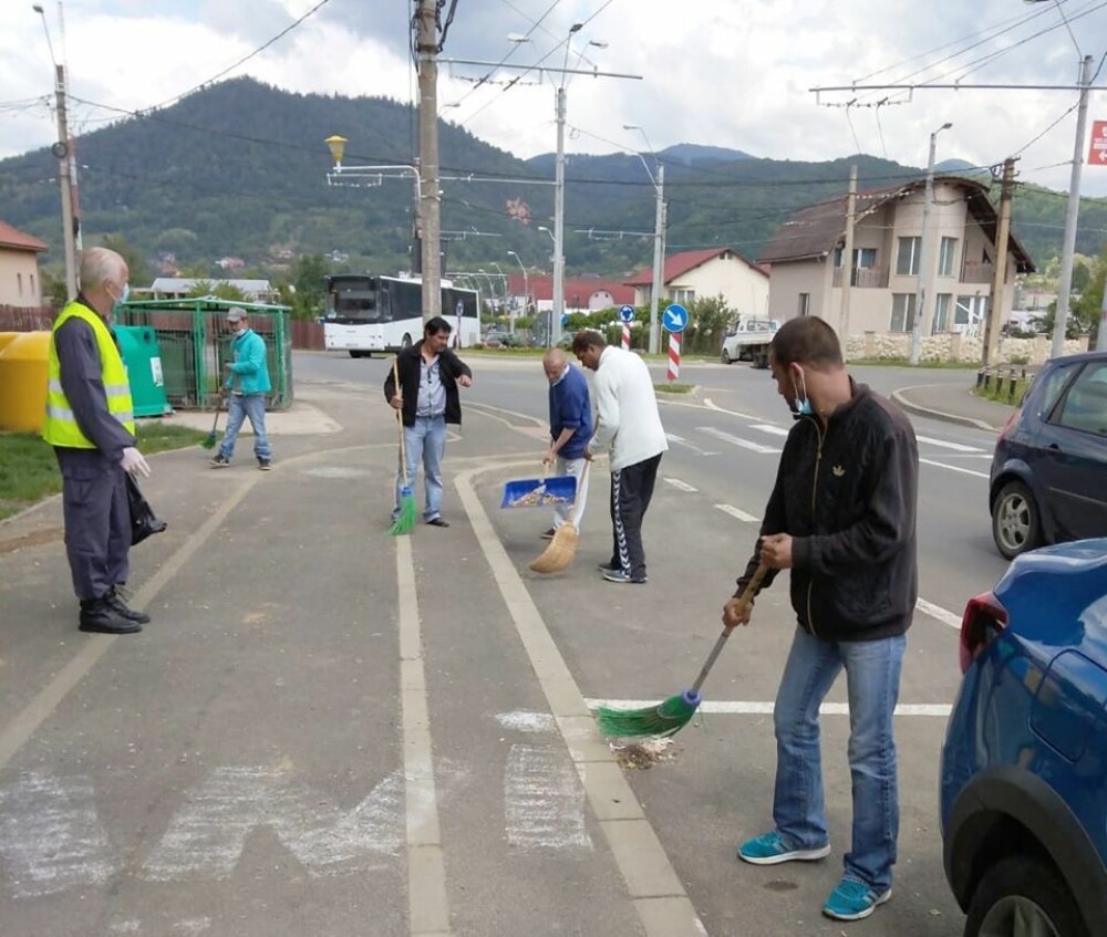 Primăria Baia Mare a pus ”cerșetorii” să facă curat pe străzi. Unii s-au tăvălit pe jos - Imaginea 8