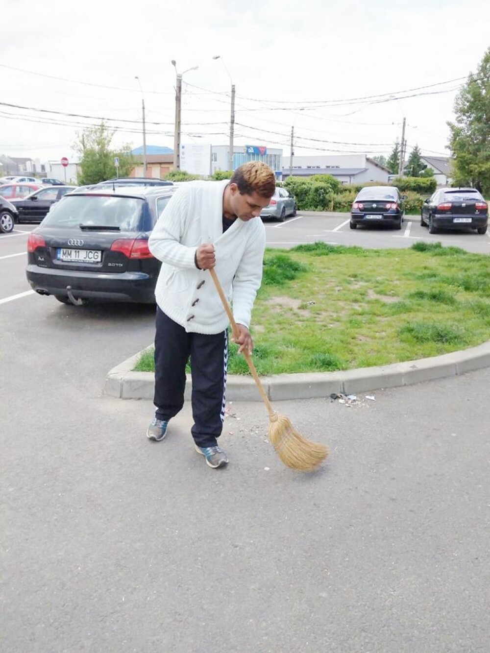 Primăria Baia Mare a pus ”cerșetorii” să facă curat pe străzi. Unii s-au tăvălit pe jos - Imaginea 2