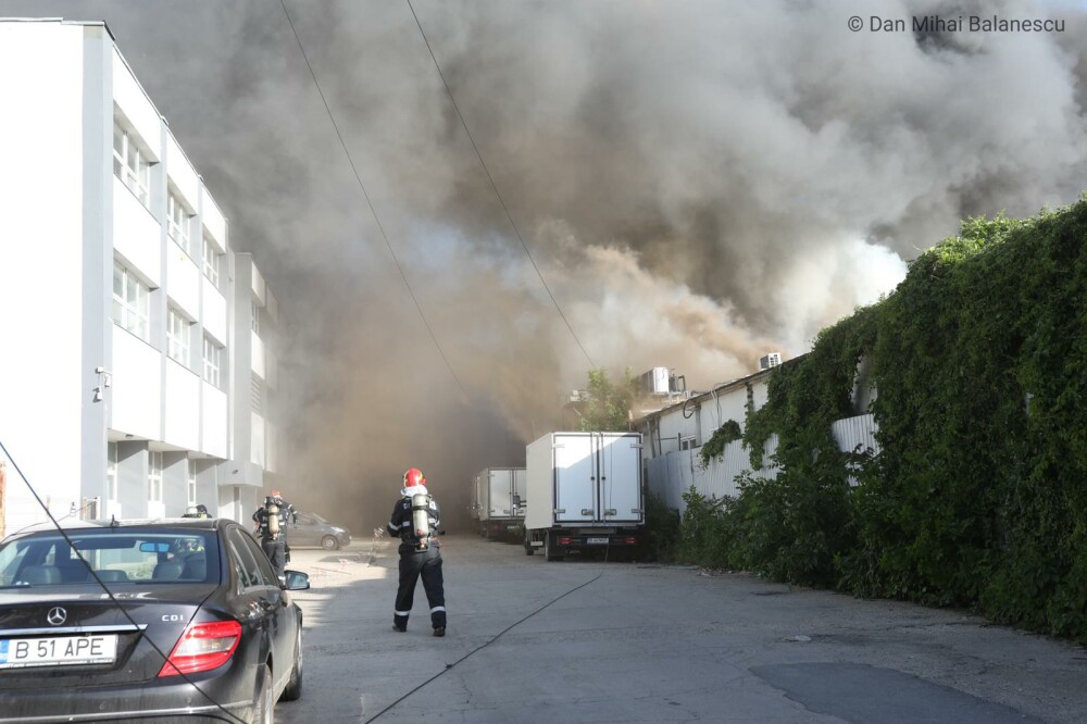 VIDEO. Incendiu cu degajări mari de fum în Bucureşti. A fost emisă avertizare RO-Alert - Imaginea 3