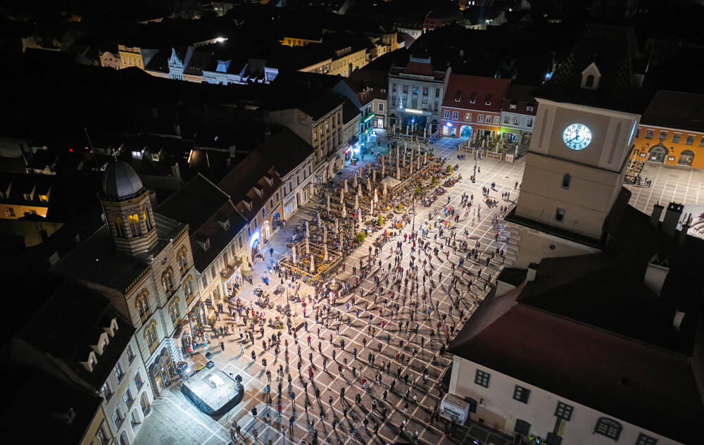 VIDEO impresionant de la slujba de Înviere din Brașov. Oamenii au respectat distanțarea - Imaginea 3