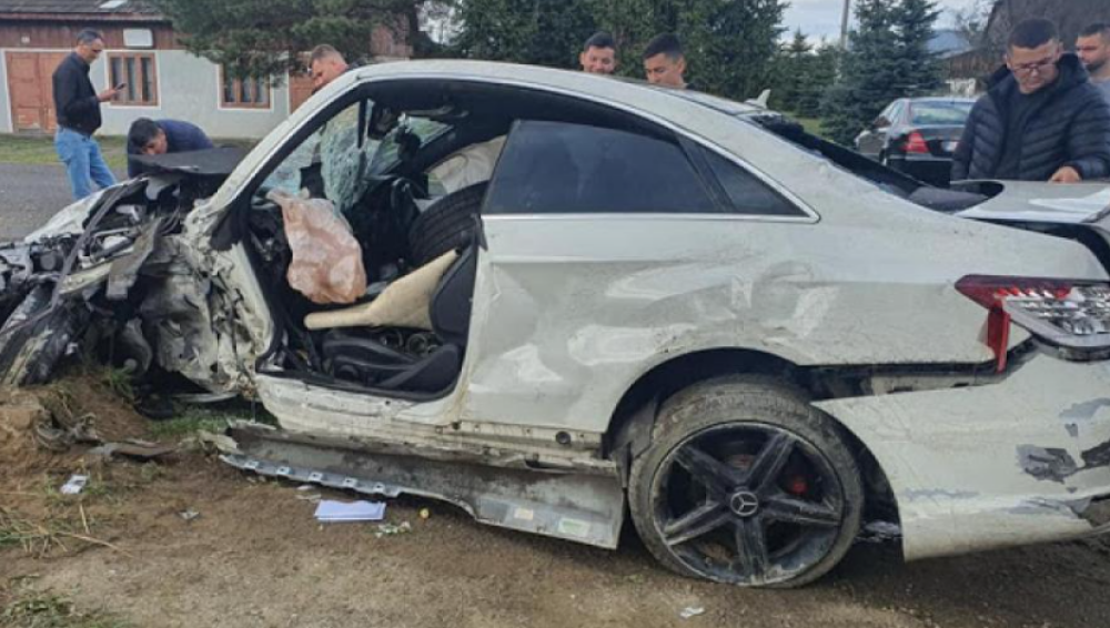 Momentul în care un tânăr băut și-a distrus mașina, în Suceava. Ce au găsit martorii în portbagaj - Imaginea 1