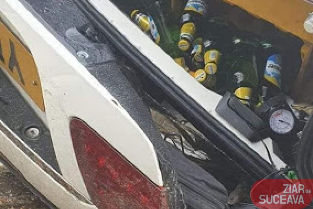 Momentul în care un tânăr băut și-a distrus mașina, în Suceava. Ce au găsit martorii în portbagaj - Imaginea 3