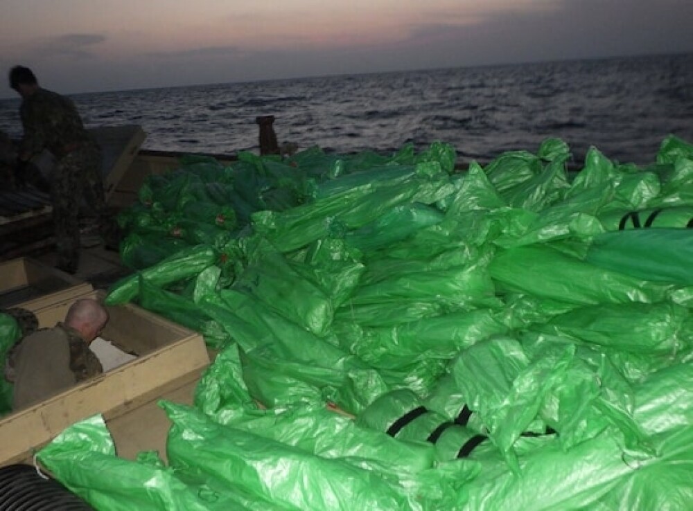 FOTO. Mii de arme confiscate de Marina SUA au acoperit complet puntea unei nave de 173 de metri - Imaginea 2