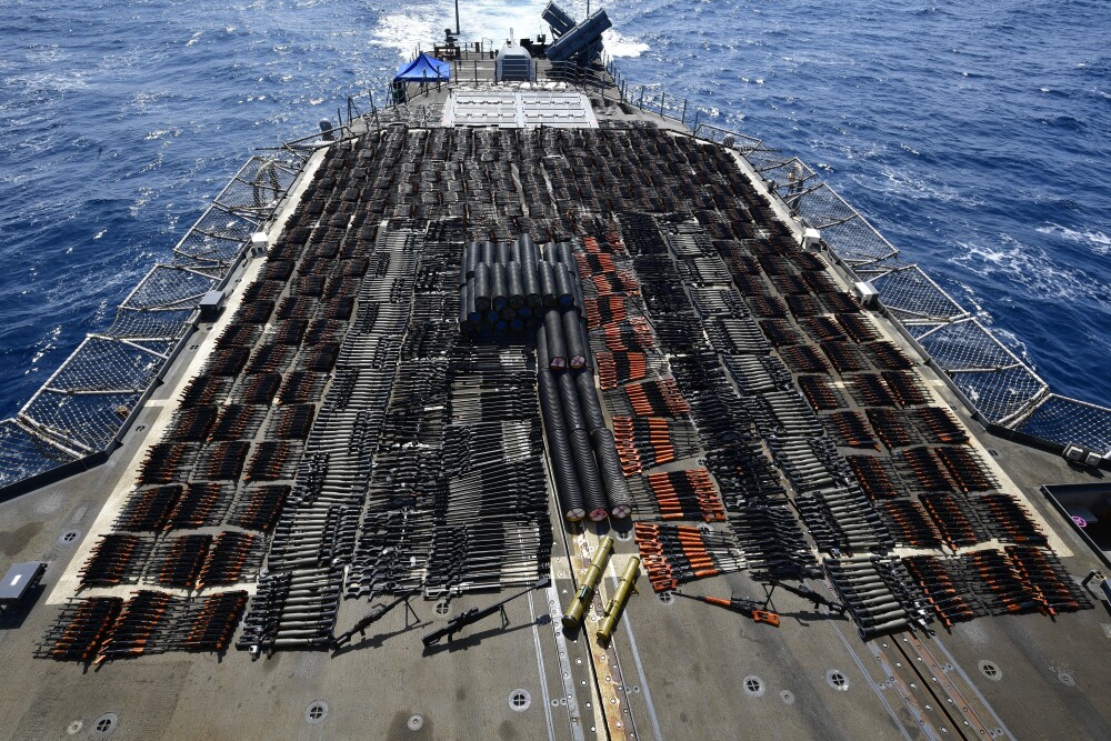 FOTO. Mii de arme confiscate de Marina SUA au acoperit complet puntea unei nave de 173 de metri - Imaginea 4