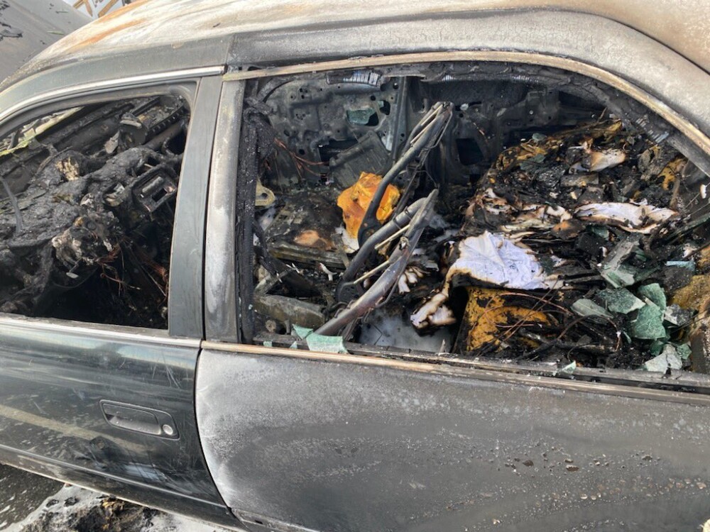 O mașină a luat foc după ce șoferul a folosit dezinfectant în timp ce fuma o țigară - Imaginea 1