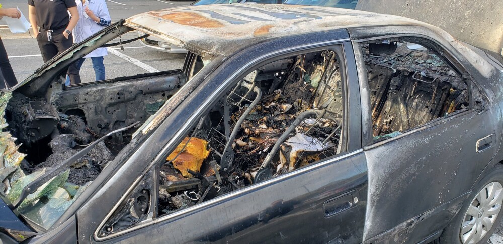 O mașină a luat foc după ce șoferul a folosit dezinfectant în timp ce fuma o țigară - Imaginea 2