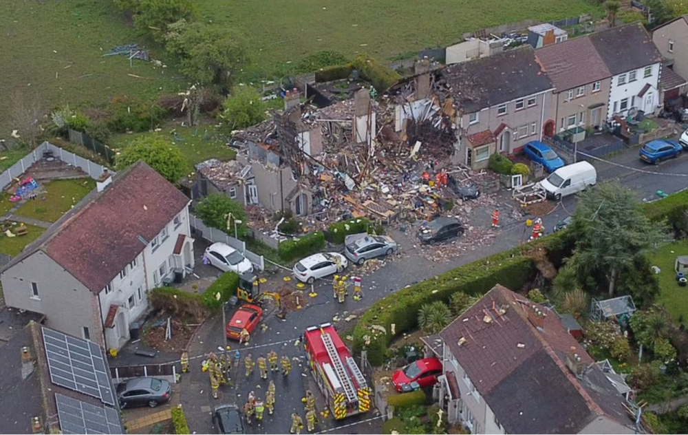 Două case au sărit în aer în UK. Un copil a murit şi patru persoane au fost rănite. FOTO - Imaginea 1