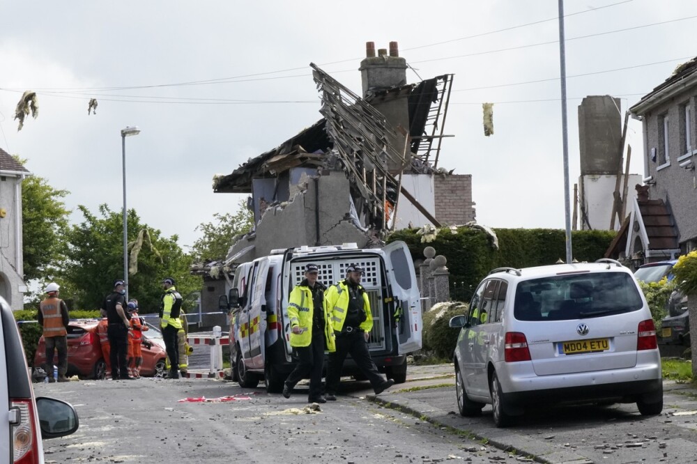 Două case au sărit în aer în UK. Un copil a murit şi patru persoane au fost rănite. FOTO - Imaginea 3