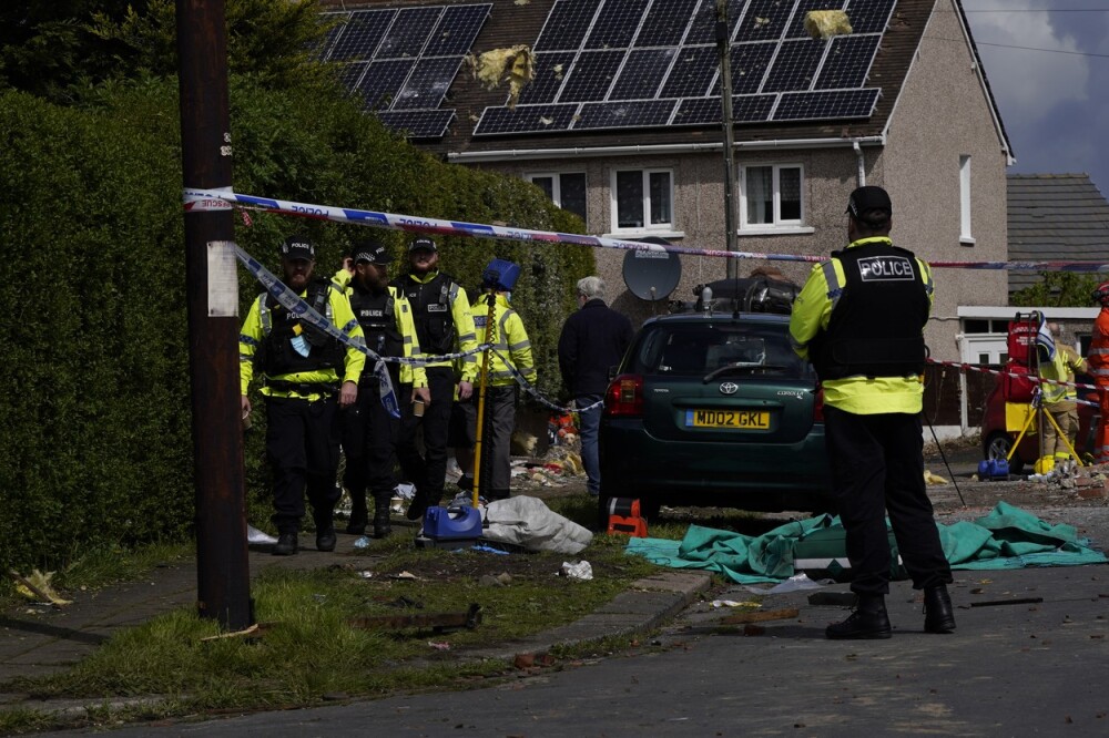 Două case au sărit în aer în UK. Un copil a murit şi patru persoane au fost rănite. FOTO - Imaginea 4