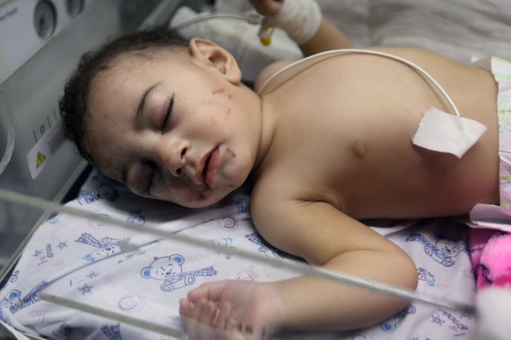 Un bebeluș a fost găsit în viață la pieptul mamei sale moarte, după un atac israelian în Gaza - Imaginea 1