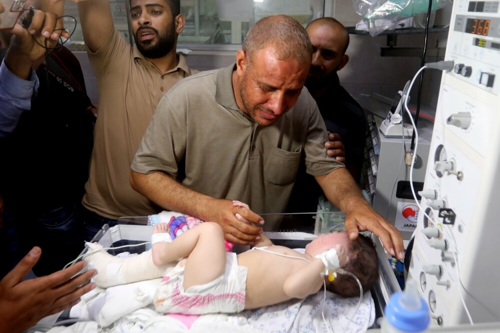 Un bebeluș a fost găsit în viață la pieptul mamei sale moarte, după un atac israelian în Gaza - Imaginea 2