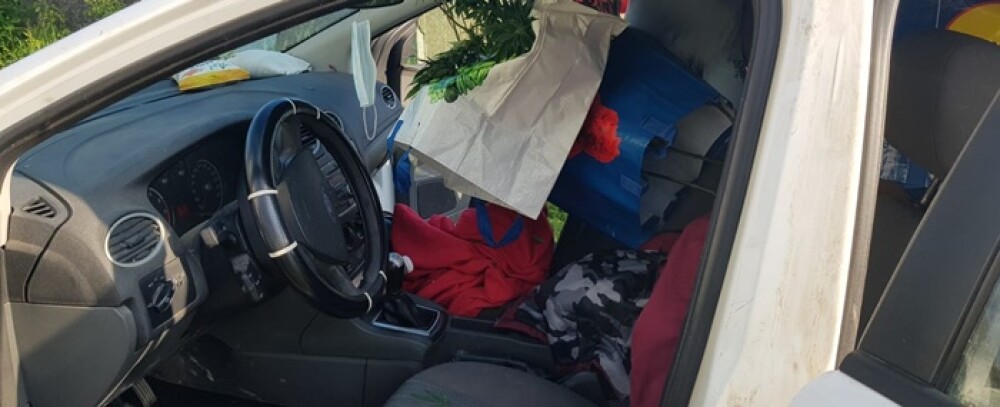 Ce ascundea în mașină un șofer din Arad. A fugit imediat când i-a văzut pe polițiști - Imaginea 2