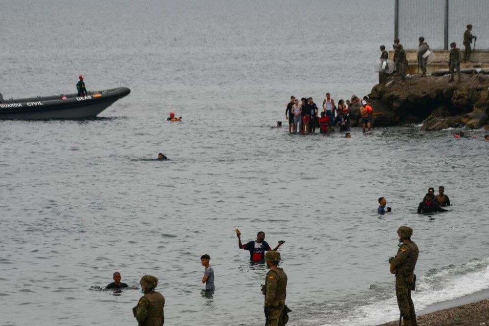 Spania a trimis armata în Ceuta. Mii de migranţi au ajuns înot în exclava spaniolă - Imaginea 3