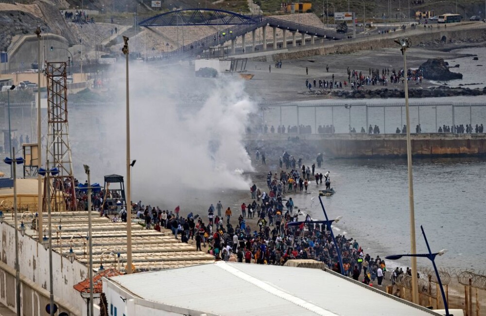 Spania a trimis armata în Ceuta. Mii de migranţi au ajuns înot în exclava spaniolă - Imaginea 5