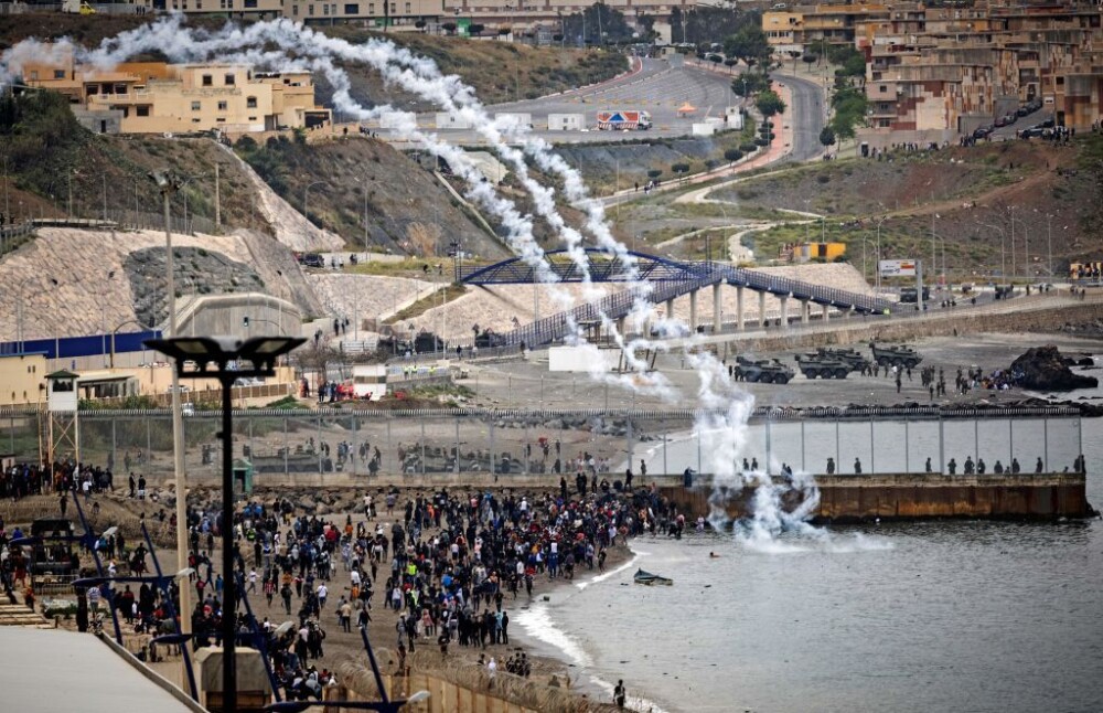 Spania a trimis armata în Ceuta. Mii de migranţi au ajuns înot în exclava spaniolă - Imaginea 6
