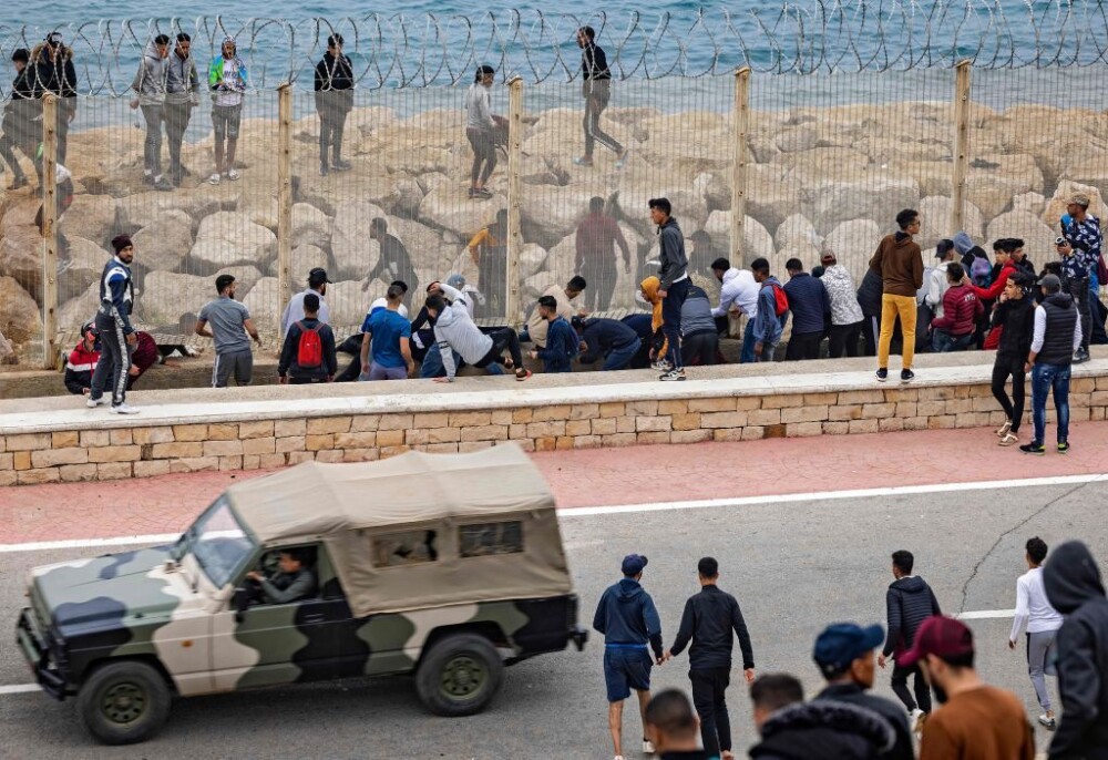 Spania a trimis armata în Ceuta. Mii de migranţi au ajuns înot în exclava spaniolă - Imaginea 7