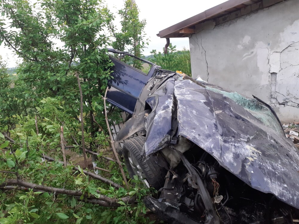 Accident grav în județul Iași. O mașină în care se aflau 5 persoane a intrat într-o casă - Imaginea 1