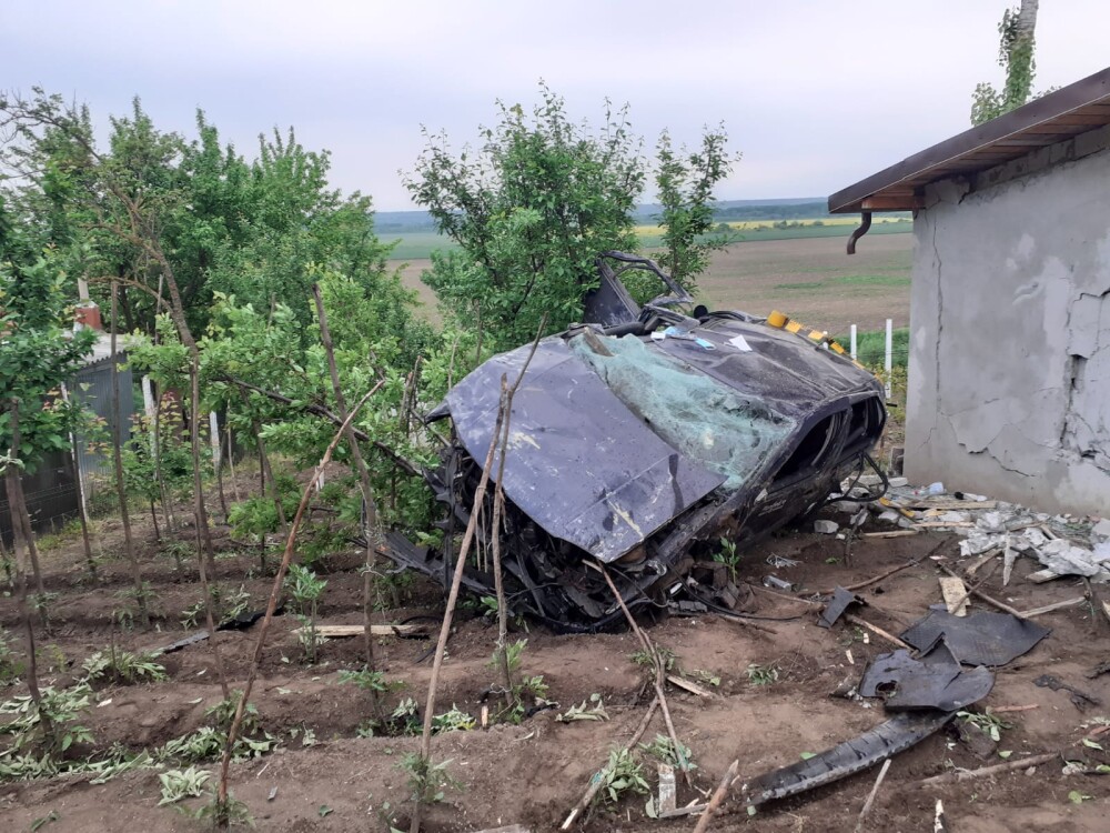 Accident grav în județul Iași. O mașină în care se aflau 5 persoane a intrat într-o casă - Imaginea 3