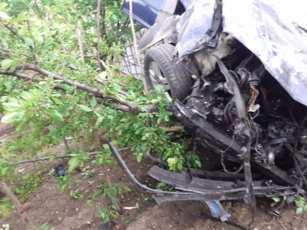 Accident grav în județul Iași. O mașină în care se aflau 5 persoane a intrat într-o casă - Imaginea 4