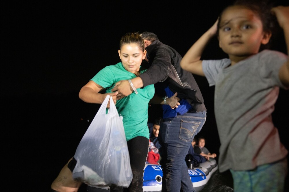 Reuters: Zeci de români de etnie romă trec zilnic din Mexic în SUA pe plute. Susțin că au emigrat din cauza rasismului - Imaginea 3