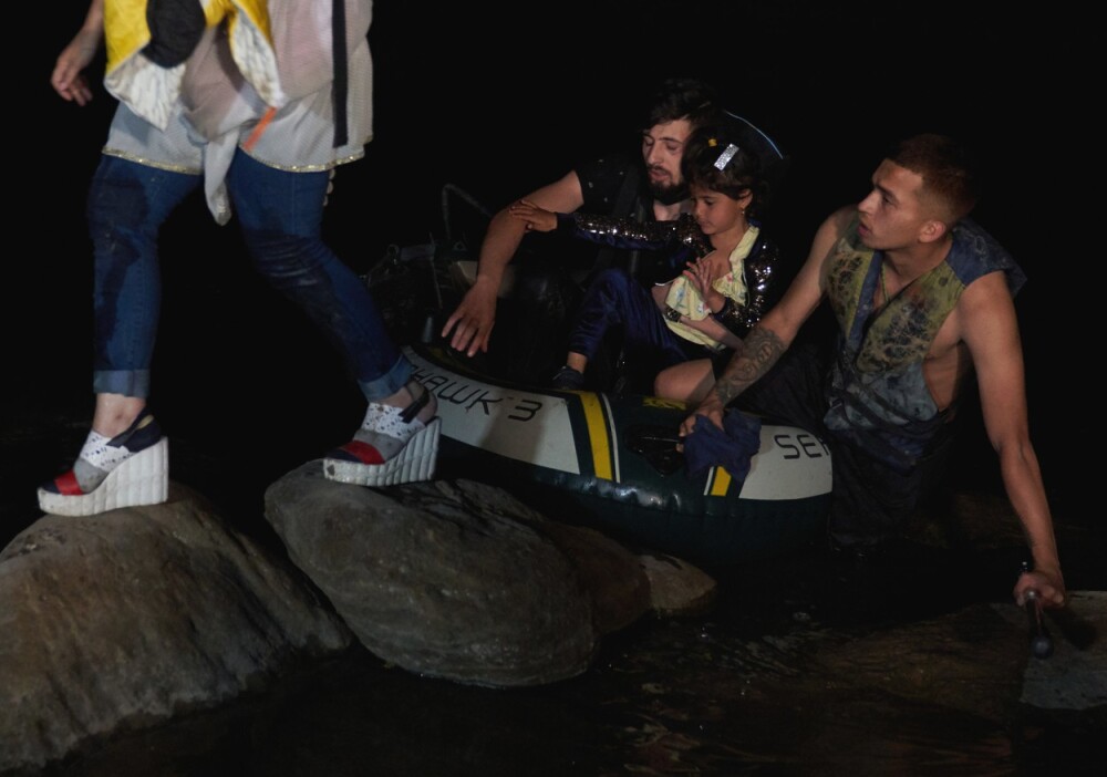 Reuters: Zeci de români de etnie romă trec zilnic din Mexic în SUA pe plute. Susțin că au emigrat din cauza rasismului - Imaginea 4