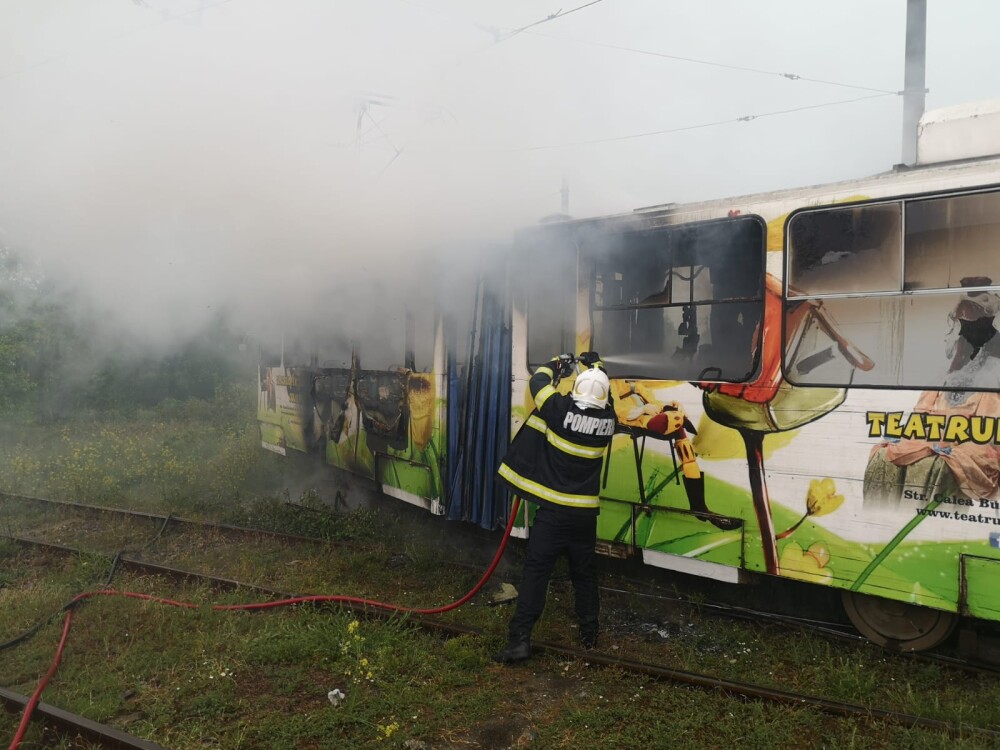 Un tramvai din Craiova a luat foc după ce a fost lovit de trăsnet. GALERIE FOTO - Imaginea 1