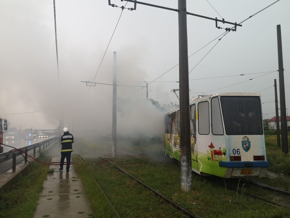 Un tramvai din Craiova a luat foc după ce a fost lovit de trăsnet. GALERIE FOTO - Imaginea 2