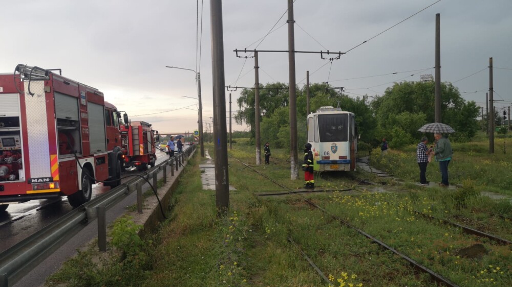 Un tramvai din Craiova a luat foc după ce a fost lovit de trăsnet. GALERIE FOTO - Imaginea 3