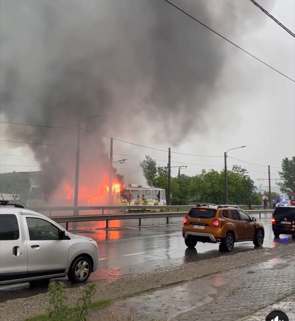 Un tramvai din Craiova a luat foc după ce a fost lovit de trăsnet. GALERIE FOTO - Imaginea 4