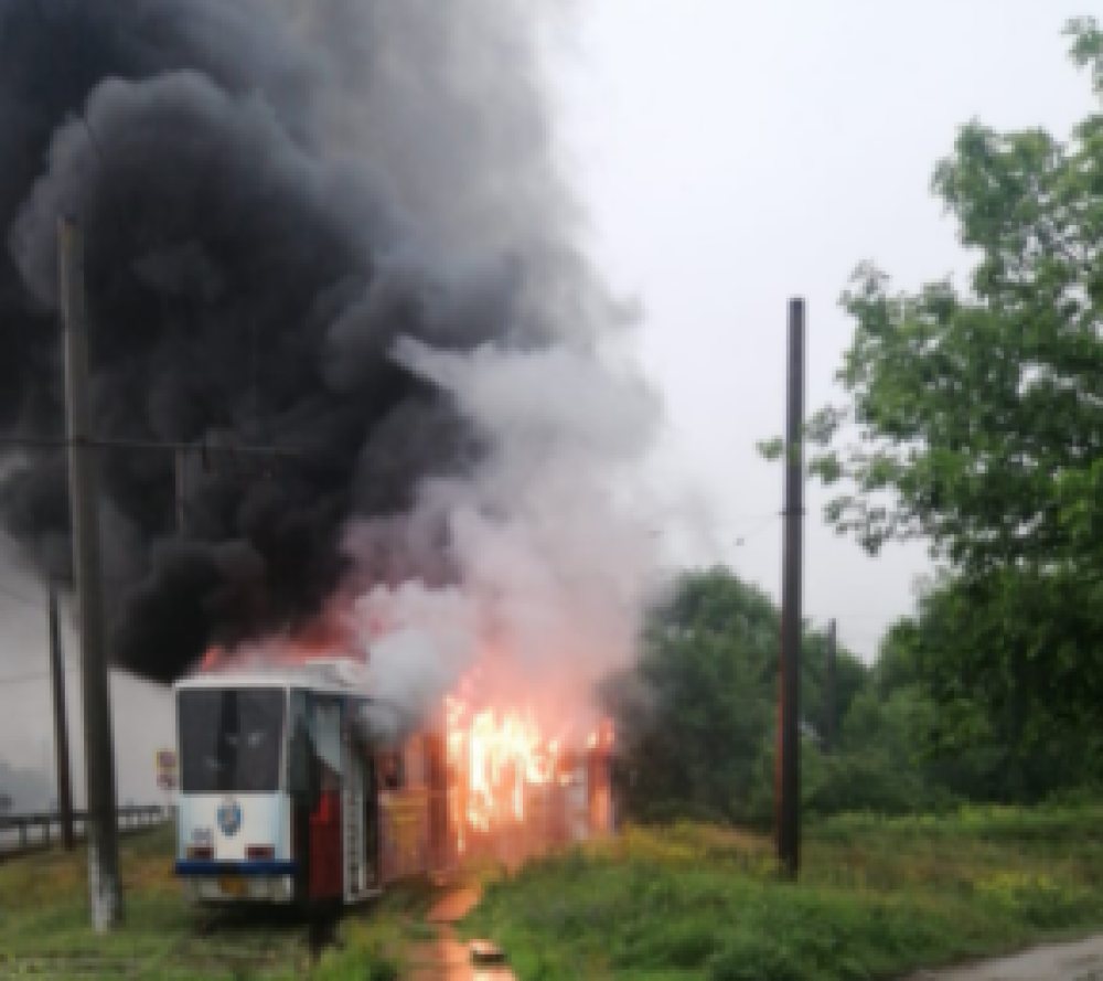 Un tramvai din Craiova a luat foc după ce a fost lovit de trăsnet. GALERIE FOTO - Imaginea 5