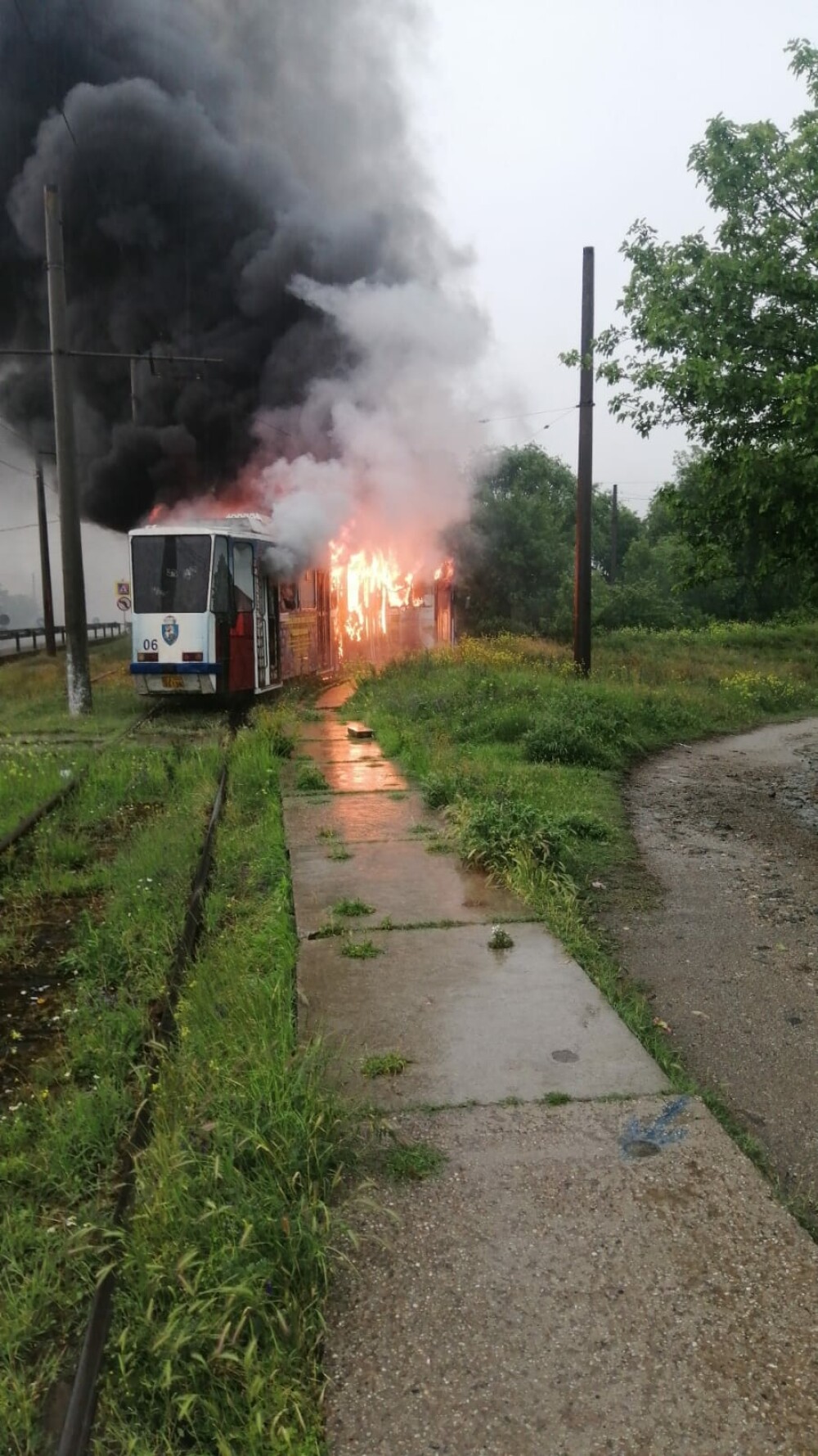 Un tramvai din Craiova a luat foc după ce a fost lovit de trăsnet. GALERIE FOTO - Imaginea 6