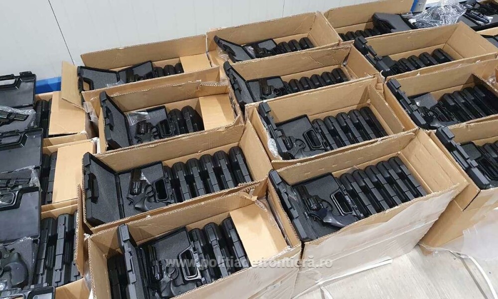 Captura-record la PTF Isaccea. 2.850 de pistoale cu glonţ, găsite într-un camion care transporta mobilă - Imaginea 1