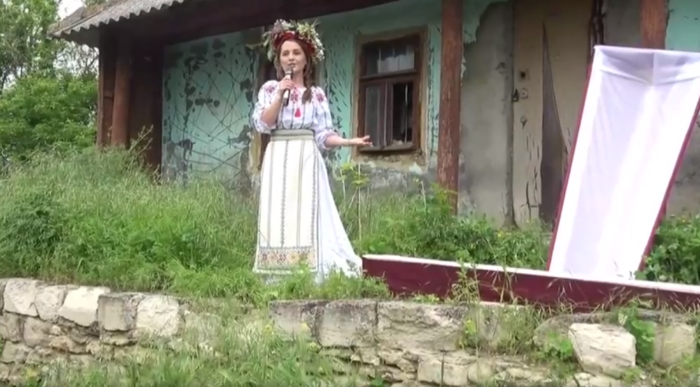 Campanie electorală în R. Moldova. VIDEO: O tânără iese dintr-un sicriu și recită versuri - Imaginea 1