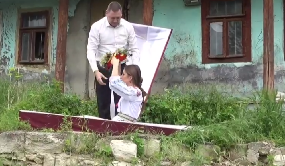 Campanie electorală în R. Moldova. VIDEO: O tânără iese dintr-un sicriu și recită versuri - Imaginea 2