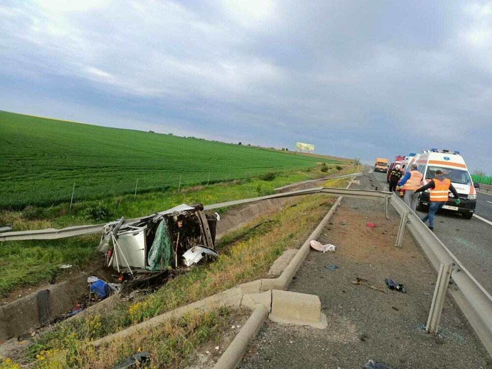 Accident pe autostrada A2. O maşină cu 4 persoane, printre care și 2 copii, s-a răsturnat pe câmp - Imaginea 2