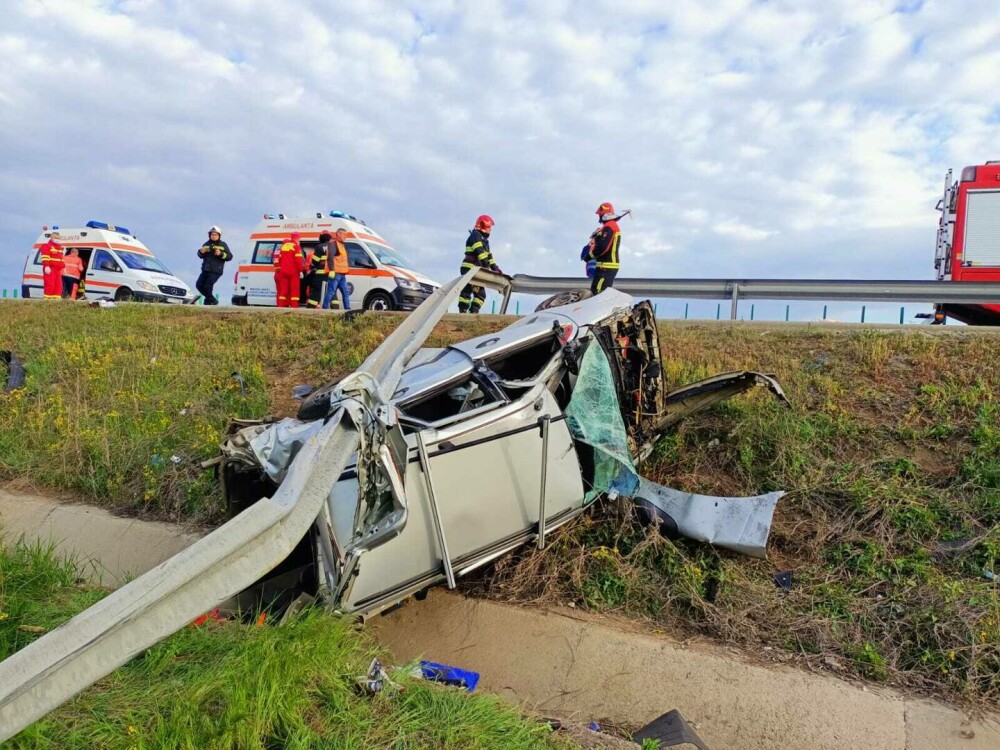 Accident pe autostrada A2. O maşină cu 4 persoane, printre care și 2 copii, s-a răsturnat pe câmp - Imaginea 4
