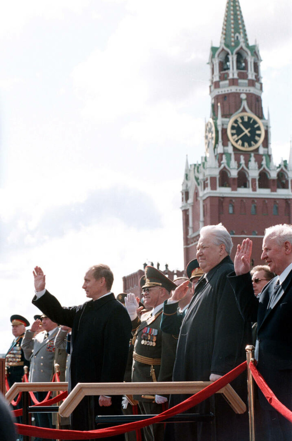 FOTO | Scurtă istorie a zilei de 9 mai. De ce aniversează Rusia Ziua Victoriei în 9 mai și restul Europei în 8 mai - Imaginea 13