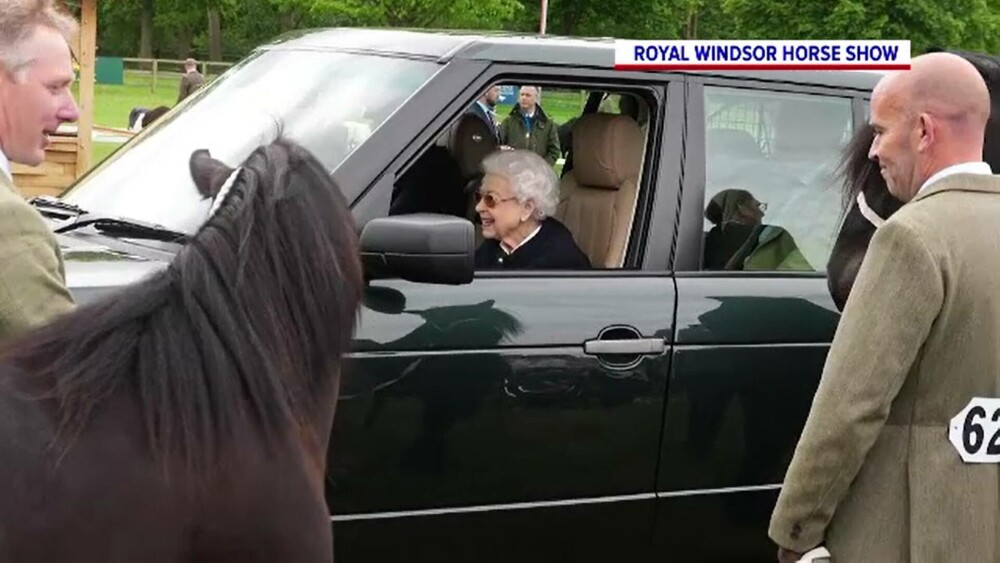 Regina Elisabeta a Marii Britanii a apărut zâmbitoare și aparent într-o stare bună în public - Imaginea 1