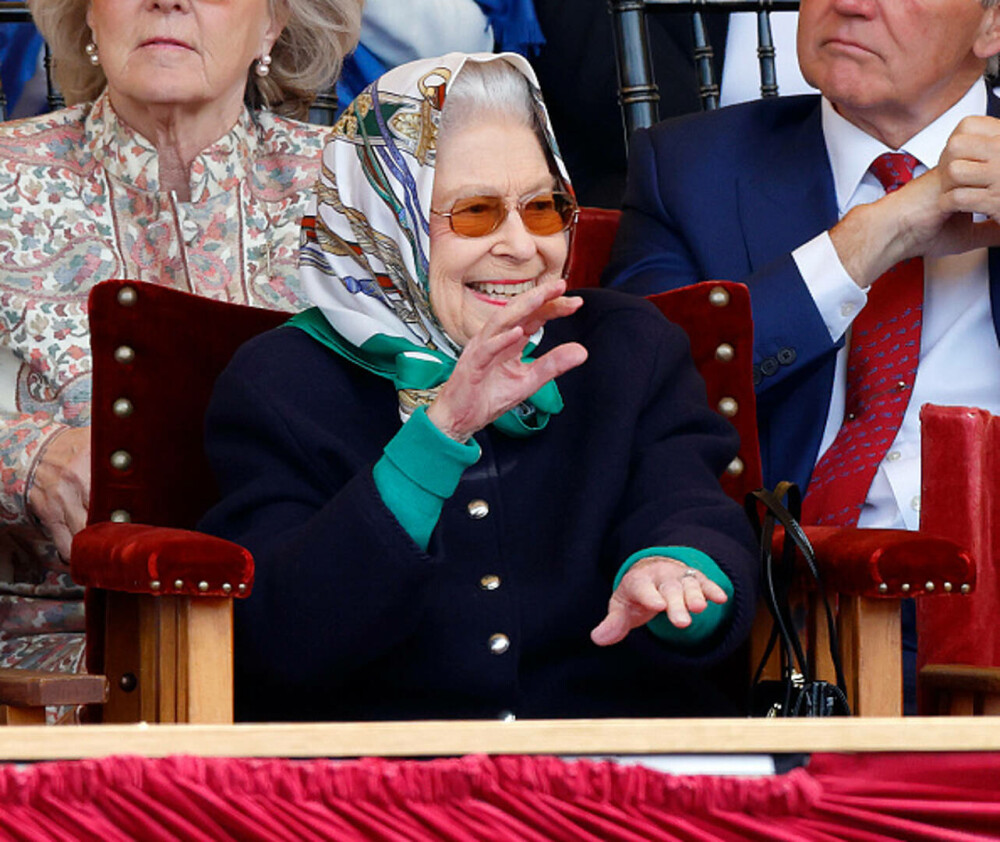 Regina Elisabeta a Marii Britanii a apărut zâmbitoare și aparent într-o stare bună în public - Imaginea 11