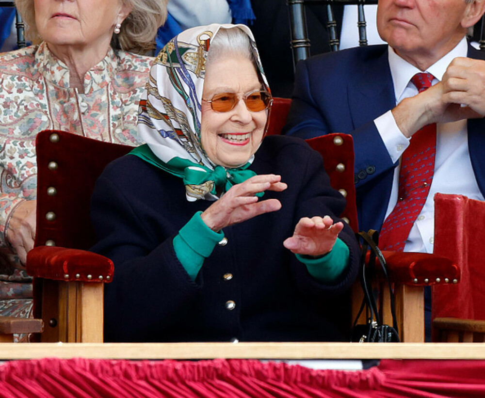 Regina Elisabeta a Marii Britanii a apărut zâmbitoare și aparent într-o stare bună în public - Imaginea 10