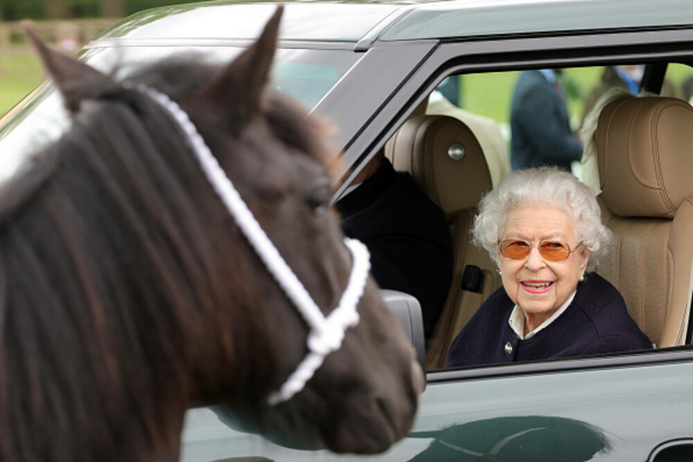 Regina Elisabeta a Marii Britanii a apărut zâmbitoare și aparent într-o stare bună în public - Imaginea 9