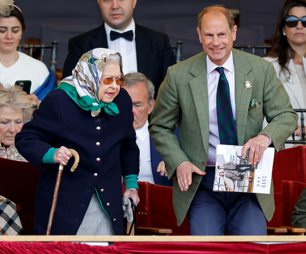 Regina Elisabeta a Marii Britanii a apărut zâmbitoare și aparent într-o stare bună în public - Imaginea 7