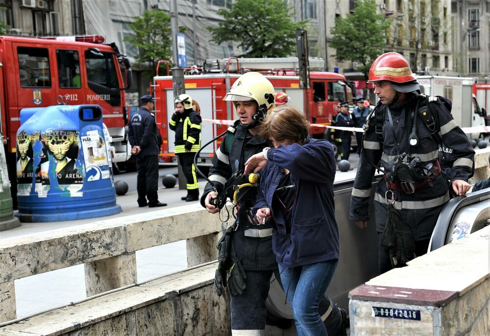 București: O garnitură de metrou a luat foc între stațiile Piața Romană și Piața Universității. Planul Roşu, activat - Imaginea 2