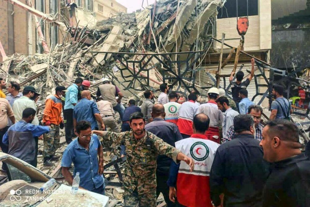 Clădire prăbușită în Iran: Bilanțul, revizuit în creștere la 18 morți. Căutările continuă - Imaginea 1