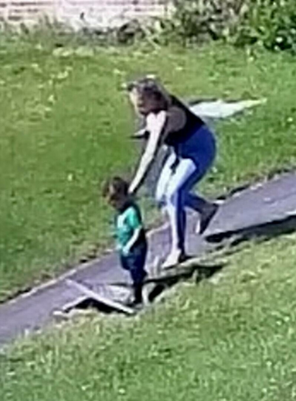 Momentul în care un băiețel a căzut într-o gură de canalizare în fața mamei sale. VIDEO - Imaginea 1