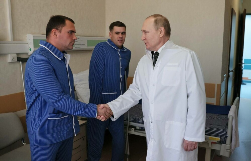 Putin a mers pentru prima oară în spital, la militarii ruşi răniţi în Ucraina. GALERIE FOTO - Imaginea 7
