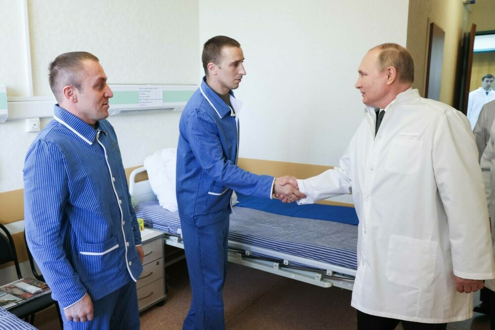 Putin a mers pentru prima oară în spital, la militarii ruşi răniţi în Ucraina. GALERIE FOTO - Imaginea 6