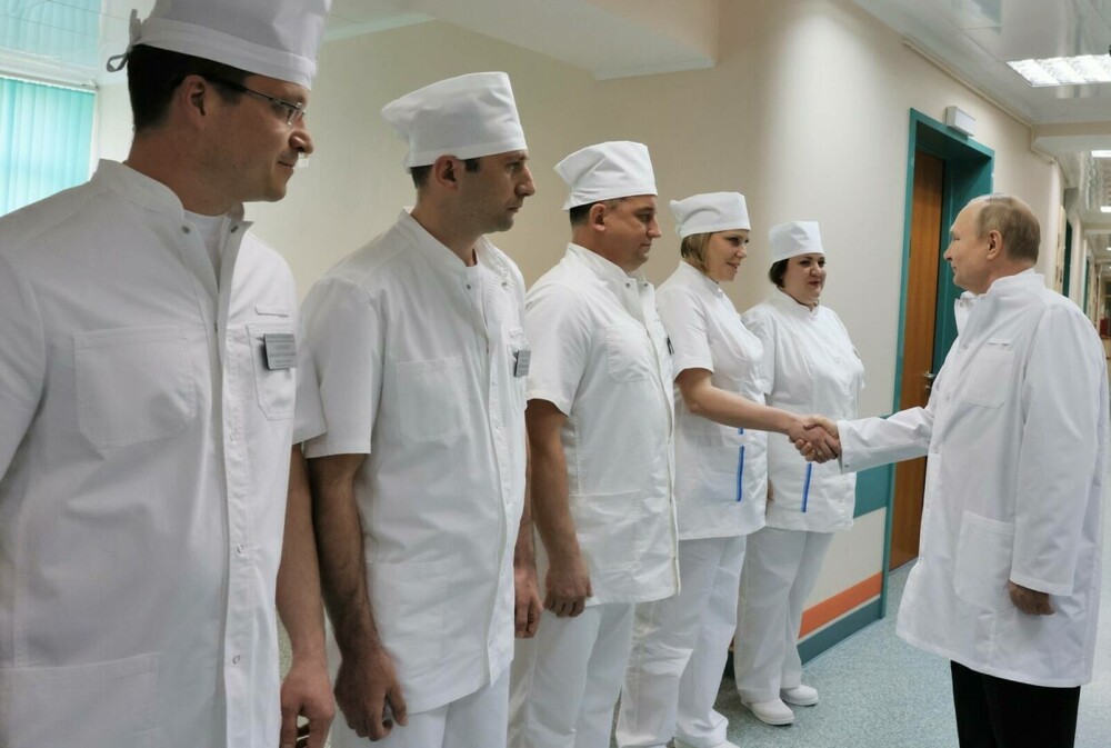 Putin a mers pentru prima oară în spital, la militarii ruşi răniţi în Ucraina. GALERIE FOTO - Imaginea 5